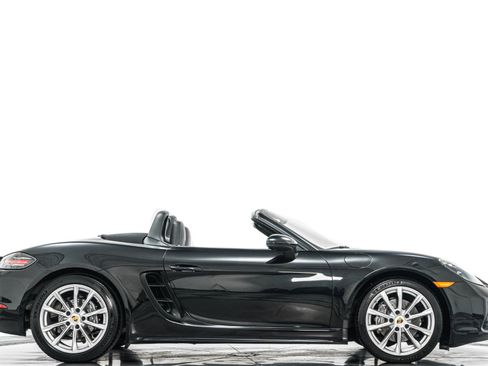 Used 2017 Porsche 718 Boxster RWD image 2