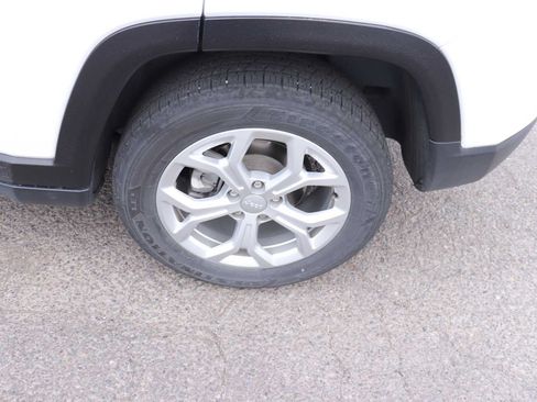 Used 2024 Jeep Compass Latitude AWD/4WD image 9