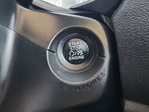 Used 2018 Jeep Renegade Latitude FWD image 10