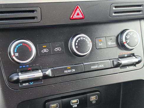 Used 2024 Kia Carnival LX FWD image 21