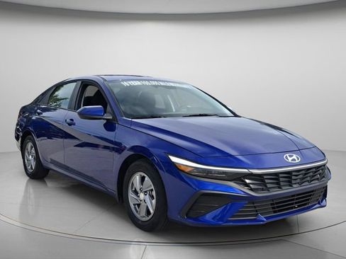 Used 2025 Hyundai Elantra SE FWD image 9