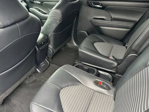 Used 2025 Toyota Highlander XSE AWD/4WD image 16