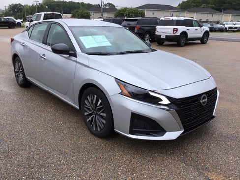 Used 2025 Nissan Altima 2.5 SV FWD image 8