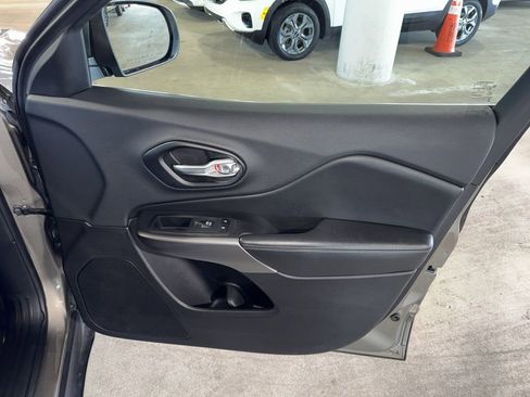 Used 2019 Jeep Cherokee Latitude Plus FWD image 9