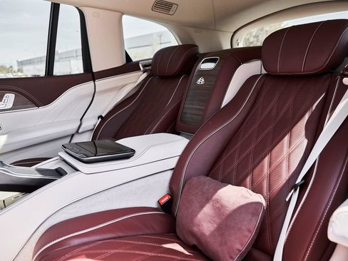 Used 2026 Mercedes-Benz Maybach GLS 600 4MATIC image 43