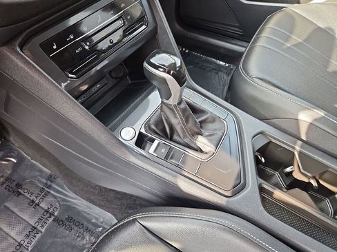 Used 2024 Volkswagen Tiguan SE image 9