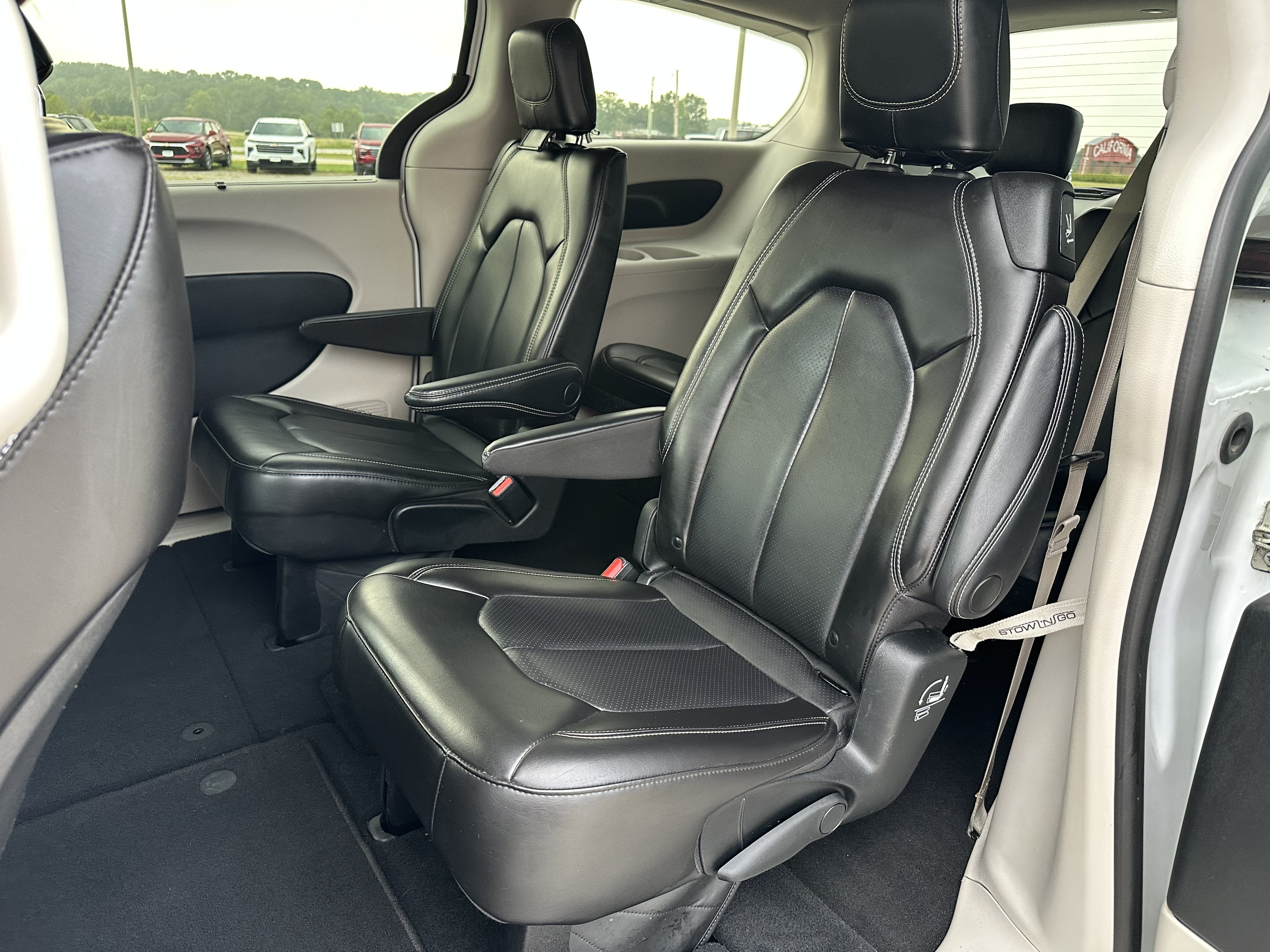 Used 2023 Chrysler Pacifica Touring-L FWD image 21