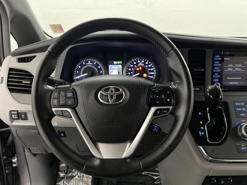 Used 2019 Toyota Sienna XLE image 19