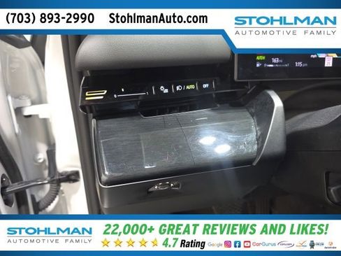 Used 2024 BMW 530i xDrive w/ Premium Package image 18