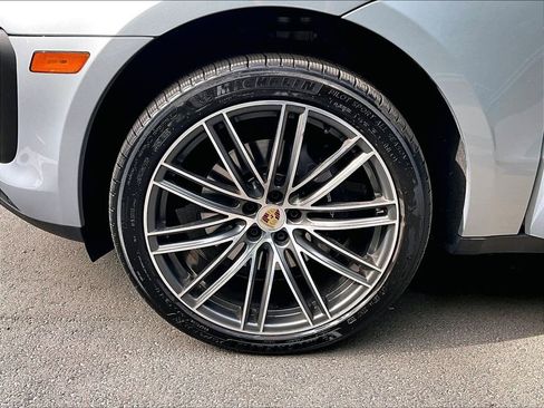 Certified 2026 Porsche Macan AWD/4WD image 14