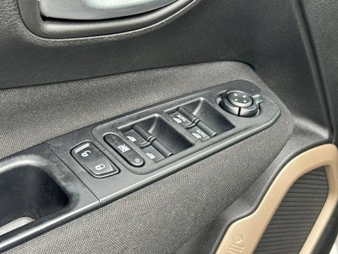 Used 2017 Jeep Renegade Latitude AWD/4WD image 12