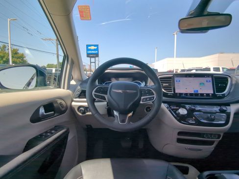 Used 2024 Chrysler Pacifica Limited FWD image 16