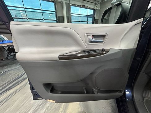Used 2019 Toyota Sienna XLE w/ XLE Navigation Package FWD image 57