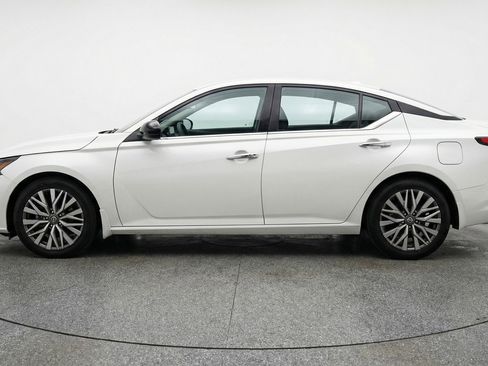 Used 2025 Nissan Altima 2.5 SV FWD image 5