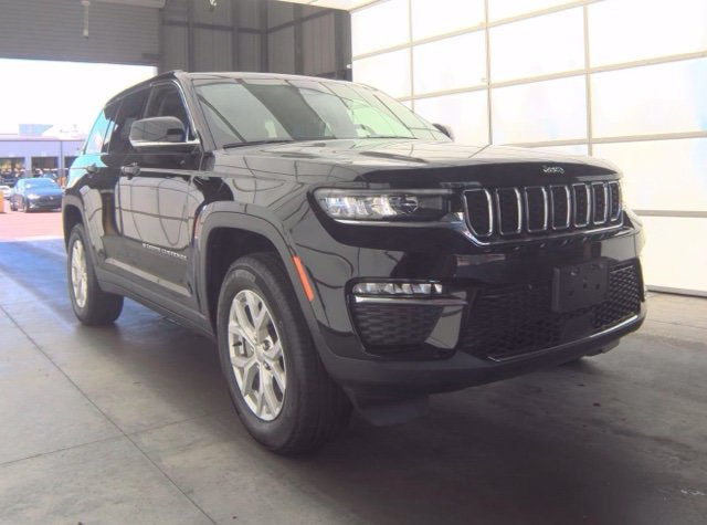 Used 2023 Jeep Grand Cherokee Limited AWD/4WD image 2