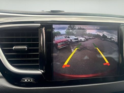 Used 2018 Chrysler Pacifica Touring-L Plus FWD image 33
