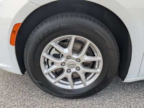 Used 2024 Chrysler Pacifica Touring-L FWD image 12