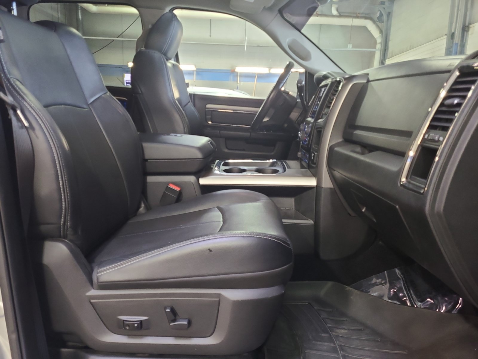 Used 2018 RAM 2500 Laramie w/ Sport Appearance Group AWD/4WD image 19