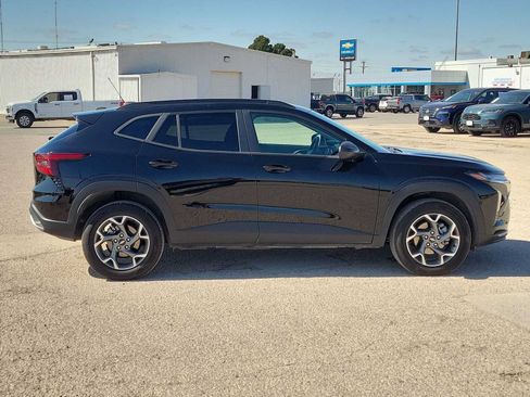 Used 2025 Chevrolet Trax LT FWD image 9