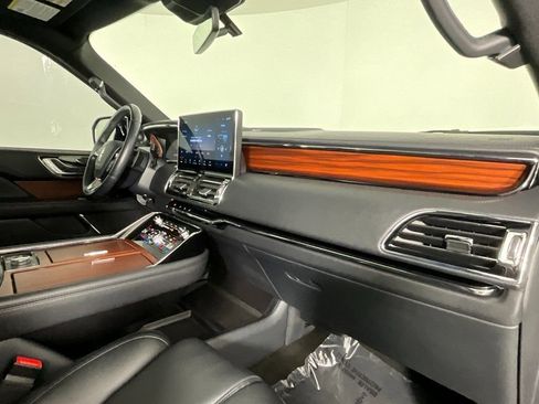 Used 2024 Lincoln Navigator Premiere AWD/4WD image 18