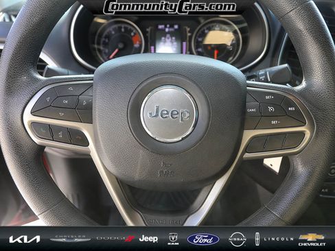 Used 2019 Jeep Cherokee Latitude w/ Popular Appearance Group image 15