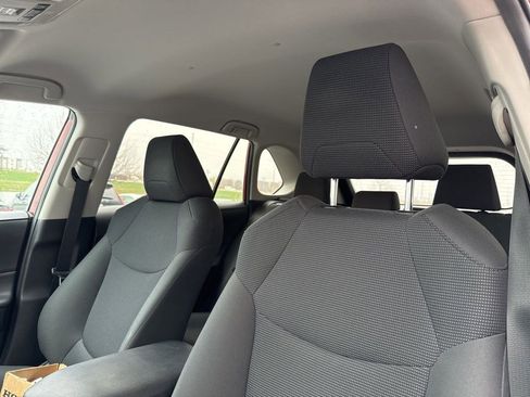 Used 2019 Toyota RAV4 LE w/ Carpet Mat Package image 10