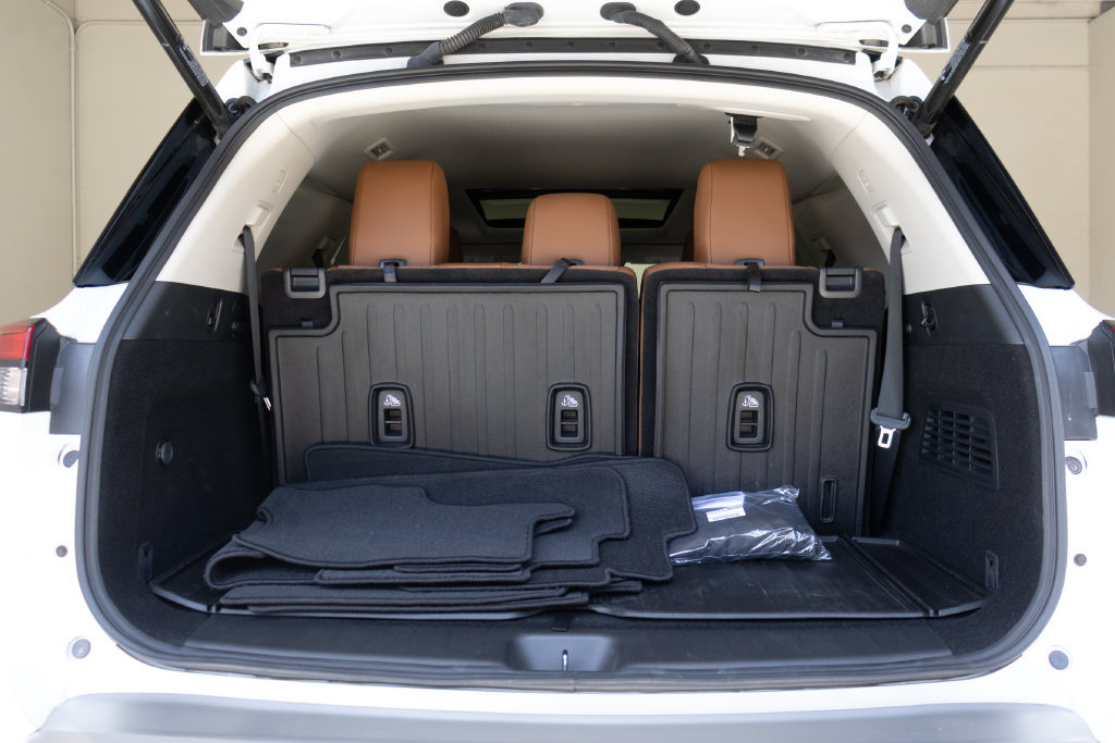 Used 2025 Nissan Pathfinder Platinum w/ Cargo Package FWD image 14