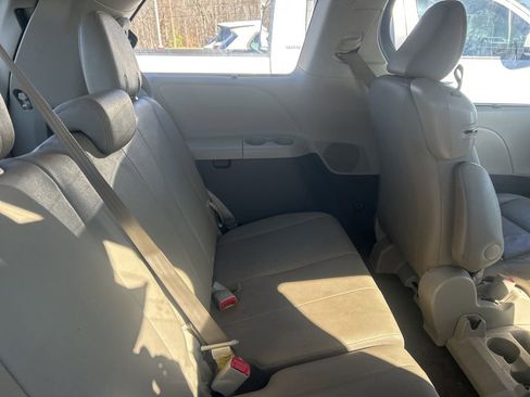 Used 2017 Toyota Sienna XLE image 6