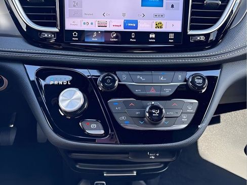 New 2026 Chrysler Pacifica Select image 17