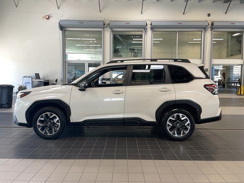 Used 2025 Subaru Forester Premium AWD/4WD image 5