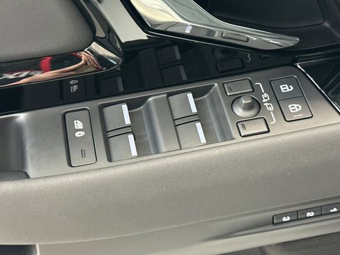 Used 2025 Land Rover Range Rover Evoque S image 14