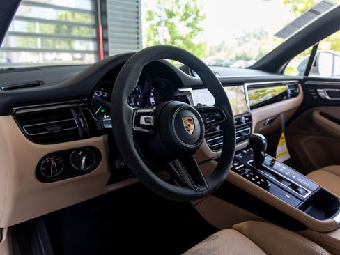 Certified 2025 Porsche Macan Base image 4