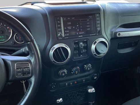 Used 2018 Jeep Wrangler Unlimited Sahara w/ Connectivity Group AWD/4WD image 12