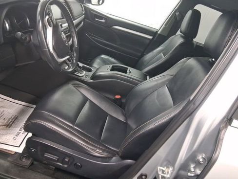 Used 2019 Toyota Highlander XLE w/ Carpet Mat Package (TMS) AWD/4WD image 16