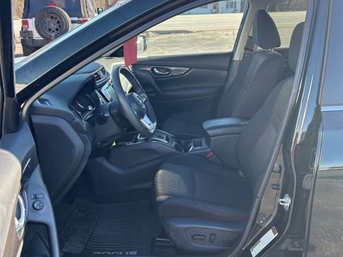 Used 2020 Nissan Rogue SV w/ Premium Package image 10