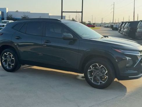 Certified 2025 Chevrolet Trax LT FWD image 2