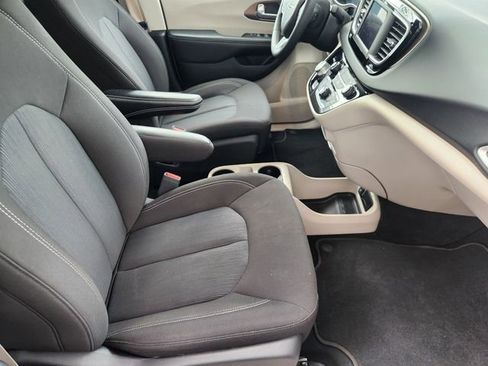Used 2023 Chrysler Voyager LX FWD image 10