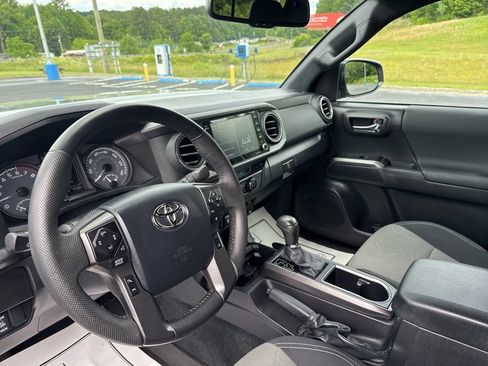 Used 2023 Toyota Tacoma TRD Off-Road w/ Technology Package AWD/4WD image 17