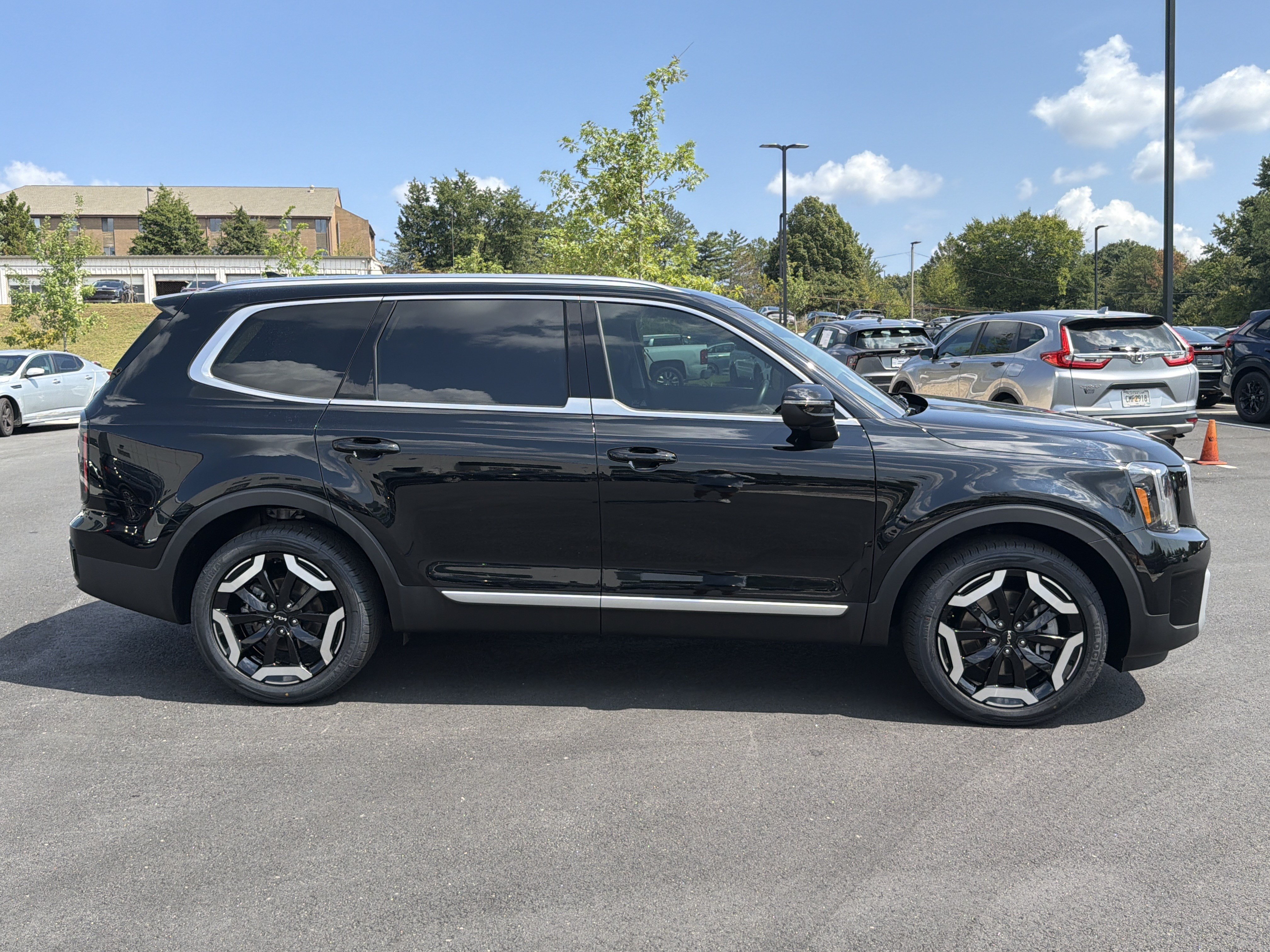 Used 2025 Kia Telluride EX w/ EX Captain's Chair Package FWD image 8