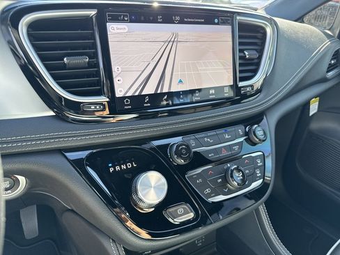 New 2026 Chrysler Pacifica Limited w/ Uconnect Theater Family Group image 21