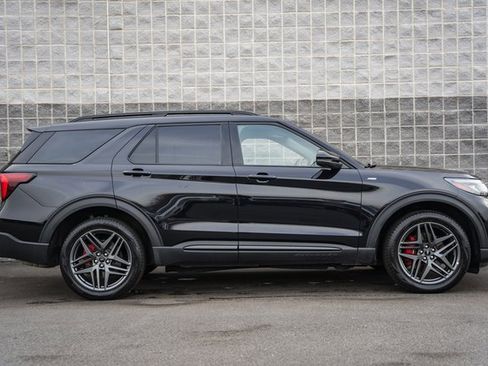 Used 2025 Ford Explorer ST-Line w/ ST-Line Street Pack image 4