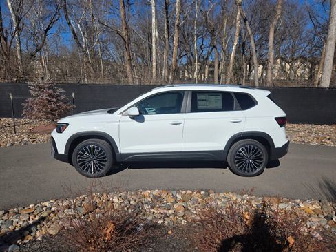 New 2026 Volkswagen Taos SE FWD image 2