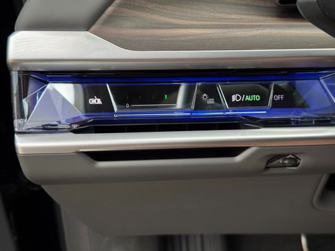 Used 2023 BMW 760i xDrive AWD/4WD image 19