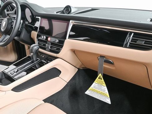 Certified 2025 Porsche Macan AWD image 26