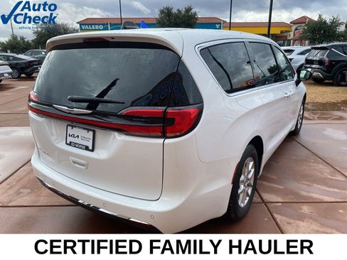 Used 2024 Chrysler Pacifica Touring-L FWD image 8