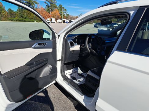 New 2026 Volkswagen Taos SE image 17