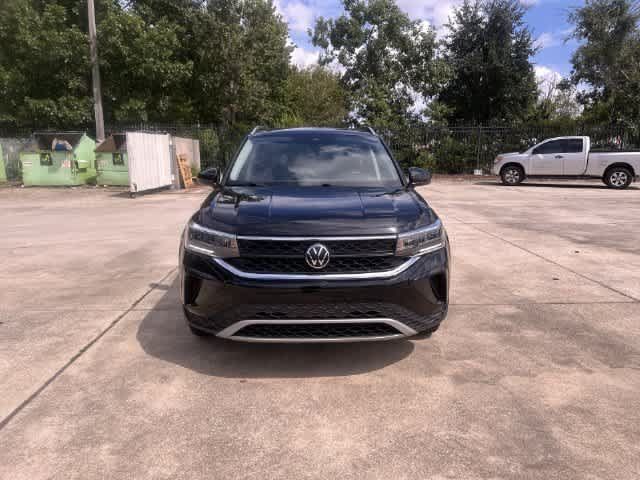Used 2024 Volkswagen Taos SE w/ Black Wheel Package FWD image 16