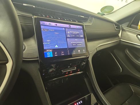 Used 2023 Jeep Grand Cherokee L Limited image 24