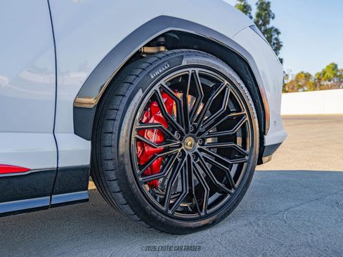 Used 2025 Lamborghini Urus SE AWD/4WD image 46