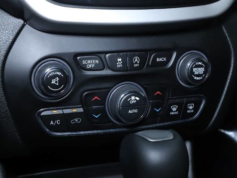 Used 2018 Jeep Cherokee Overland w/ Technology Group AWD/4WD image 29
